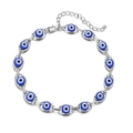 Détail du bracelet Evil Eye argenté avec perles de résine bleue et fermoir mousqueton - Yeux Bleus Argent