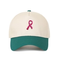 Detailansicht der rosa Schleifenstickerei auf der cremefarbenen Trucker-Mütze - Verstellbar / Beige-Dunkelgrüne Krempe