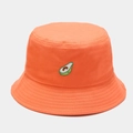 Dettaglio del cappello alla pescatora in cotone arancione con ricamo avocado sul fronte - M (56-58cm) / Arancione