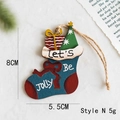 Houten kerstsok hanger met Let's Be Jolly tekst en kleine kerstboom versiering - Sok Vorm Hanger (Model N)