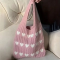 Rosa Stricktasche mit weißem Herzmuster und Zopfstrick-Struktur in mittlerer Größe - Rosa mit weißem Herz - drei Reihen