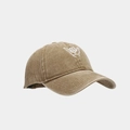 Détail de la broderie blanche Shaka sur une casquette de baseball vintage kaki délavé - Réglable / Kaki