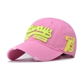 Dettaglio cappellino di cotone rosa con ricamo 3D neon e visiera con effetto usurato - Regolabile / Rosa