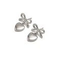 Gros plan de boucles d'oreilles nœud argentées avec pendentifs cœur en acier poli - Nœud Argenté Avec Pendentif Cœur (BE46689AW0)
