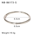Detailansicht eines polierten Silberarmbands mit 6,5 cm Durchmesser und 0,5 cm Breite - Silber-5mm Stil (NB-B6173-S-5mm)