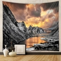 Detalle de tapiz bohemio con montañas nevadas y reflejo del lago al atardecer - 73X95CM / Tela cepillada