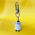 Simpatico portachiavi a forma di pinguino 3D in resina con chiusura a moschettone argento - Pinguino con la mano alzata