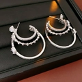 Detailansicht dreilagiger silberner Ohrringe mit funkelndem Zirkonia-Steinbesatz - Dreifach-Ring-Stil / Silber