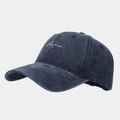 Gros plan de la broderie Mama et du cœur rouge sur une casquette bleue délavée - Réglable / Bleu marine