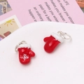 Vue macro d'un pendentif gant de Noël rouge émaillé avec flocon blanc pour bijoux DIY - 04# Gant à Flocons de Neige Rouge (10*15MM)