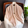 Tessitura dettagliata di sciarpa in lino beige drappeggiata su camicia bianca e sedia - 90x90cm / Rosa cannella