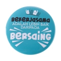 Sky blue round tinplate pin badge featuring Indonesian inspirational quote and icons - Bekerjasama adalah lebih baik