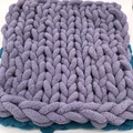 Handgefertigte grob gestrickte Chenille-Decke mit lila Zopfmuster und weicher Textur - 25*100cm / Grau