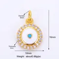 Detailansicht eines 10-mm-Evil-Eye-Anhängers mit blauen und weißen Zirkonia-Steinen - Rund Gold Weiß Blau 10mm L458853-White