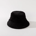 Primer plano de la textura suave del gorro de pescador de piel sintética negra gruesa - M (56-58cm) / Negro
