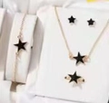 Parure de bijoux dorés avec pendentifs étoiles noires comprenant collier et bracelet - 3029