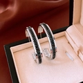 Dettaglio di orecchini a cerchio a C argentati con cristalli neri rettangolari in scatola - Fila di Zirconi Neri a Forma di C / Perno per orecchini in argento sterling 925 - Nero
