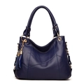 Dunkelblaue Leder-Einkaufstasche mit elegantem Quasten-Detail und goldener Hardware - Blau