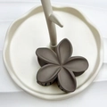 Pinza per capelli a fiore di frangipane grigio scuro con finitura opaca su vassoio - 8cm / Grigio Chiaro Gomma