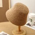 Sombrero de pescador caqui de lana sintética para invierno sobre un soporte de madera - Caqui