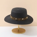 Dettaglio di cappello di paglia nero con nastro leopardato e croci in metallo argento - Stile Nero Con Stampa Leopardata