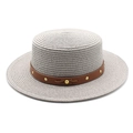Détail du chapeau de paille gris avec ruban en cuir brun et rivets dorés en métal - M (56-58cm) / Gris