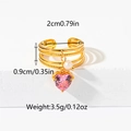 Anillo dorado de capas con gema de corazón rosa y perla sobre piedra blanca - Corazón Rosa y Perla