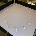 Elegante goldene Perlenhalskette mit weißen Tropfenperlen in einer grauen Geschenkbox - Goldener Mehrlagiger Wellenstil (15#)