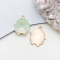 Breloques pingouin en émail vert clair avec bordure dorée et dos texturé pour bijoux - Oiseau Pingouin (15384)
