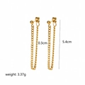 Dettaglio degli orecchini a catena placcati oro 18K con dimensioni 5,4 cm per 0,3 cm - Stile Catena Lunga Minimalista (TE6023)