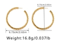 Detailansicht der 18K vergoldeten Creolen mit 6,75 cm Durchmesser Messangabe - Gedrehte Spiraltextur-Stil (KE1059) / 18K-Gold