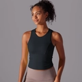 Detail van de racerback op zwarte compressie sporttop voor dames voor yoga en fitness - S / Zwart
