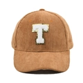 Nahaufnahme der braunen Cord-Baseballkappe mit einem weißen T-Buchstaben-Aufnäher. - T-Buchstaben Aufnäher (Braun)