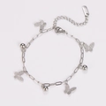 Detalle de una pulsera de acero inoxidable plateada con mariposas mate y cuentas - Color Acero