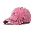 Detail der vintage gewaschenen rosa Denim-Baseballkappe mit weißen Kontrastnähten - M (56-58cm) / Denim Rot