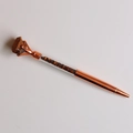 Macro-opname van roségouden kristallen pen met ruwe tijgeroogsteen en vulling - Tijgeroog stenen armband