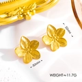 Detalle de pendientes de flor dorada vintage con textura cepillada y dimensiones - Pendientes de oro