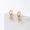 Eleganti orecchini a stella ottagonale dorata con zirconi su base minimalista - Decorazione con strass / Stile Stella Ottagonale con Strass (ER-30)