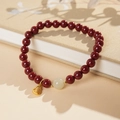 Detailaufnahme von roten Zinnoberperlen mit grünem Jade-Kürbis und goldenem Glücksbeutel - 6mm-13g (Exquisite Geschenkbox)
