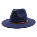 Detail van donkerblauwe wollen fedora met een bruine leren band en gouden hoefijzergesp - M (56-58cm) / Marineblauw