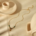 Collier déesse du soleil plaqué or 18 carats avec perles vertes sur fond en lin naturel - Style Pendentif Soleil Avec Perles Colorées (TN3275)