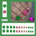 Faux ongles courts ronds vert, motifs à pois roses et feuilles d'or modèle W1162 - Or Vert Européen (W1162)