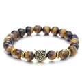 Tigerauge Perlenarmband mit antikem Bronze-Eulenanhänger auf weißem Hintergrund - Tigerauge Armband