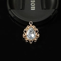 Vue macro d'un pendentif goutte d'eau dorée avec cristal sur un fond noir réfléchi - Blanc