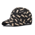 Dettaglio di un cappellino nero con ricamo di coniglio beige e scritta LTRICH in rilievo - Regolabile / Coniglio Cachi