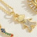 Goldene Halskette mit Kronenfigur-Anhänger, weißen Kristallen und bunten Edelsteinen - Goldenes kleines Mädchen