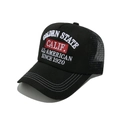 Dettaglio del ricamo 3D sul cappello trucker nero con rete posteriore traspirante - Nero