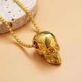 Collar minimalista con colgante de calavera en acero inoxidable dorado sobre una piedra - Oro con Cadena Chapada