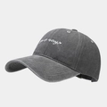 Primer plano del bordado de corazón y texto en la gorra de algodón lavado - Gris