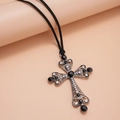 Dettaglio del ciondolo a croce gotica in argento con strass neri e cordino in pelle nera - Croce Nera